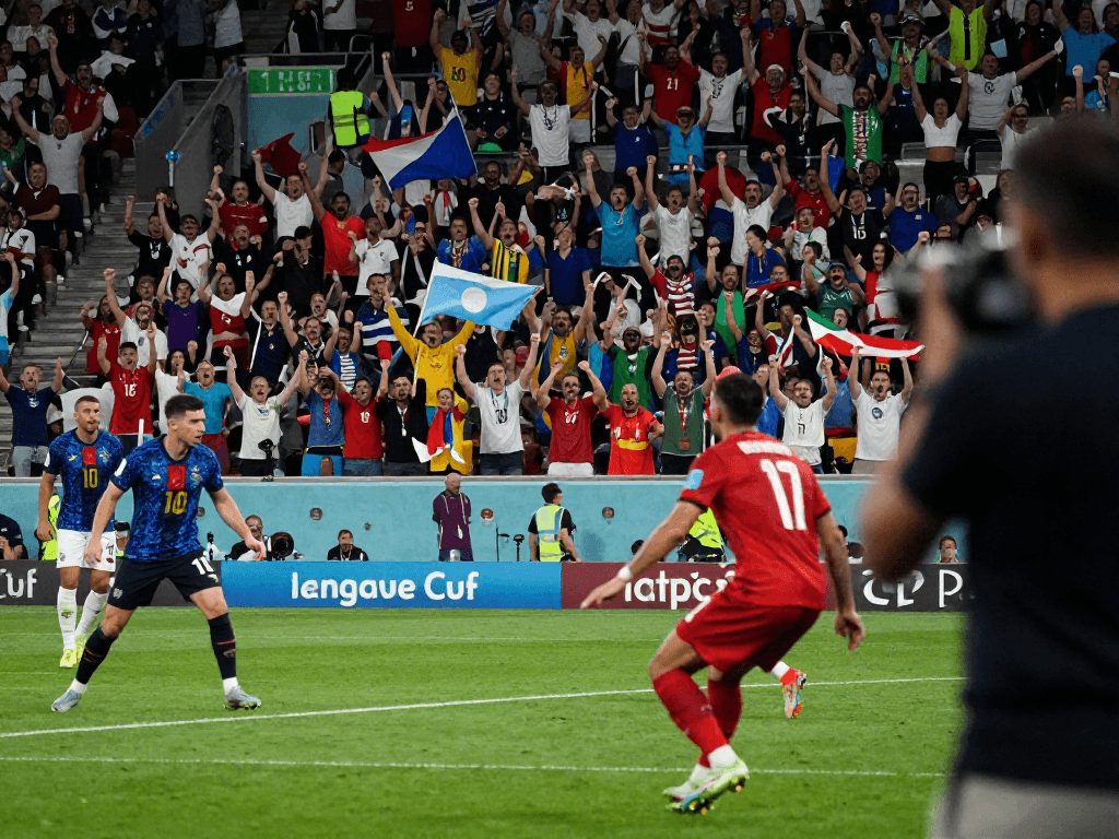Aufregende Szene eines Fußballspiels mit begeisterten Fans und Spielern in Aktion, ideal für fussball wm wettanbieter.